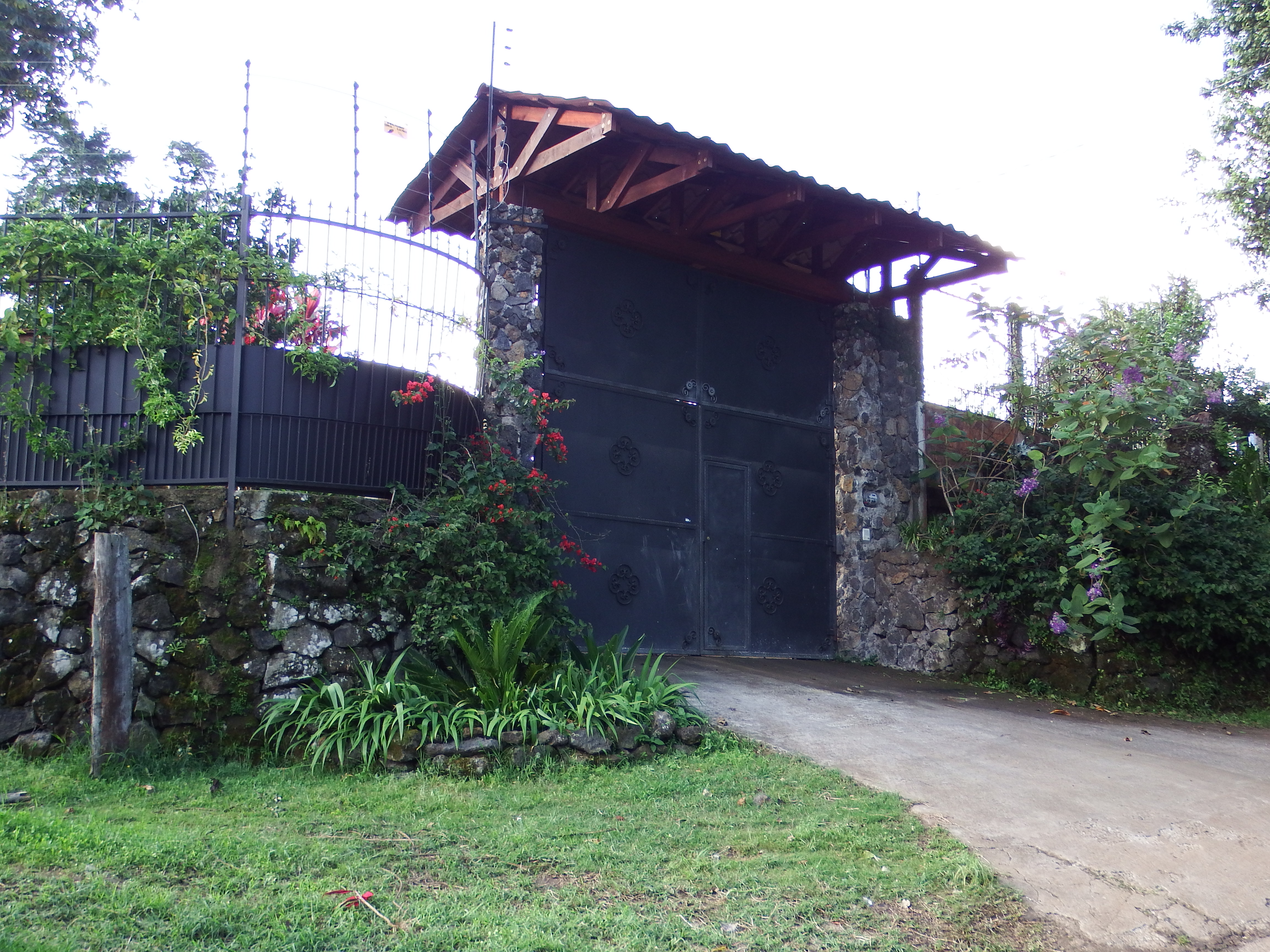 08.31 Musings Part #2: Unattended Babies and the Ubiquitous Portón