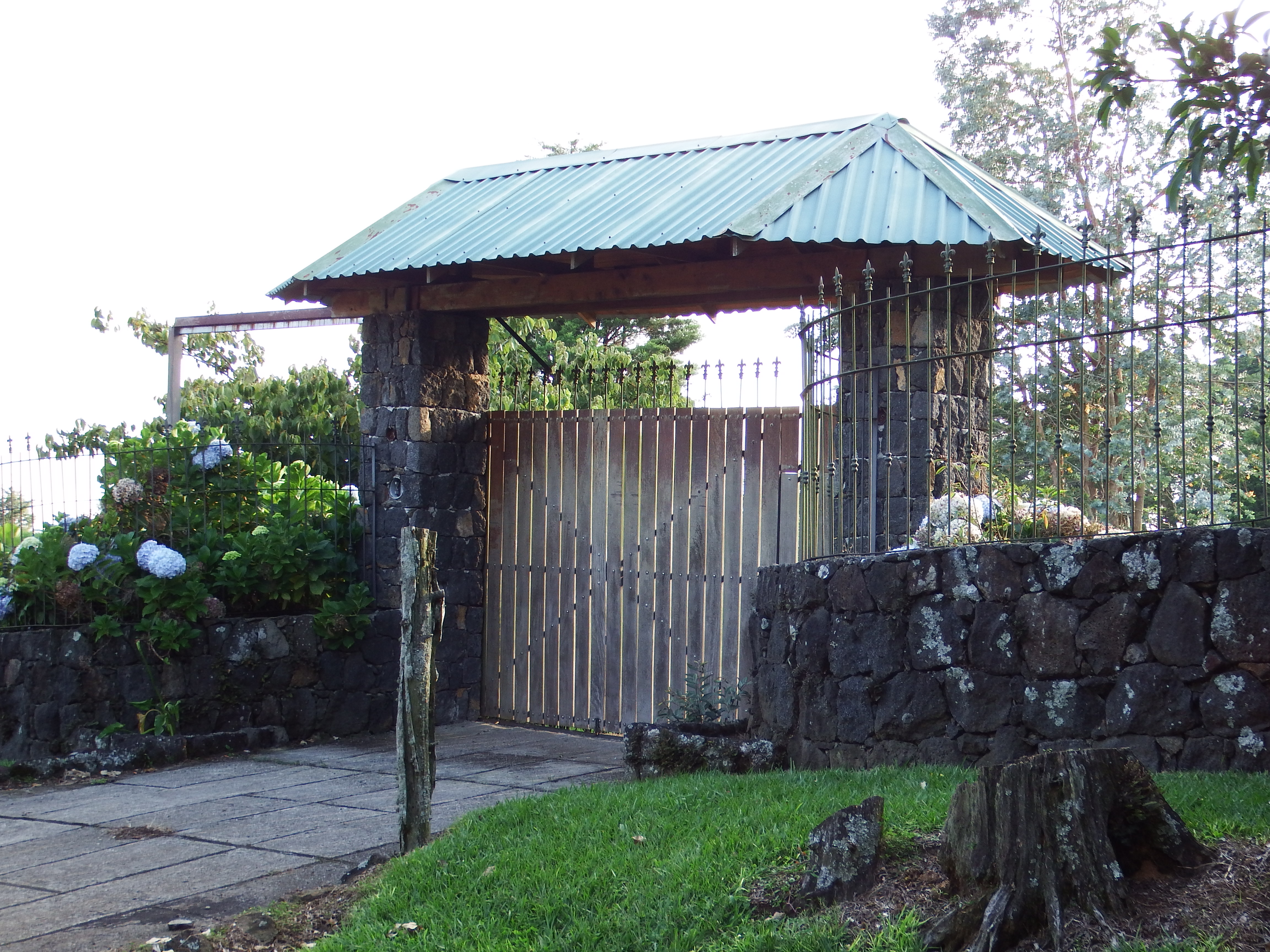 A nice portón down the street...