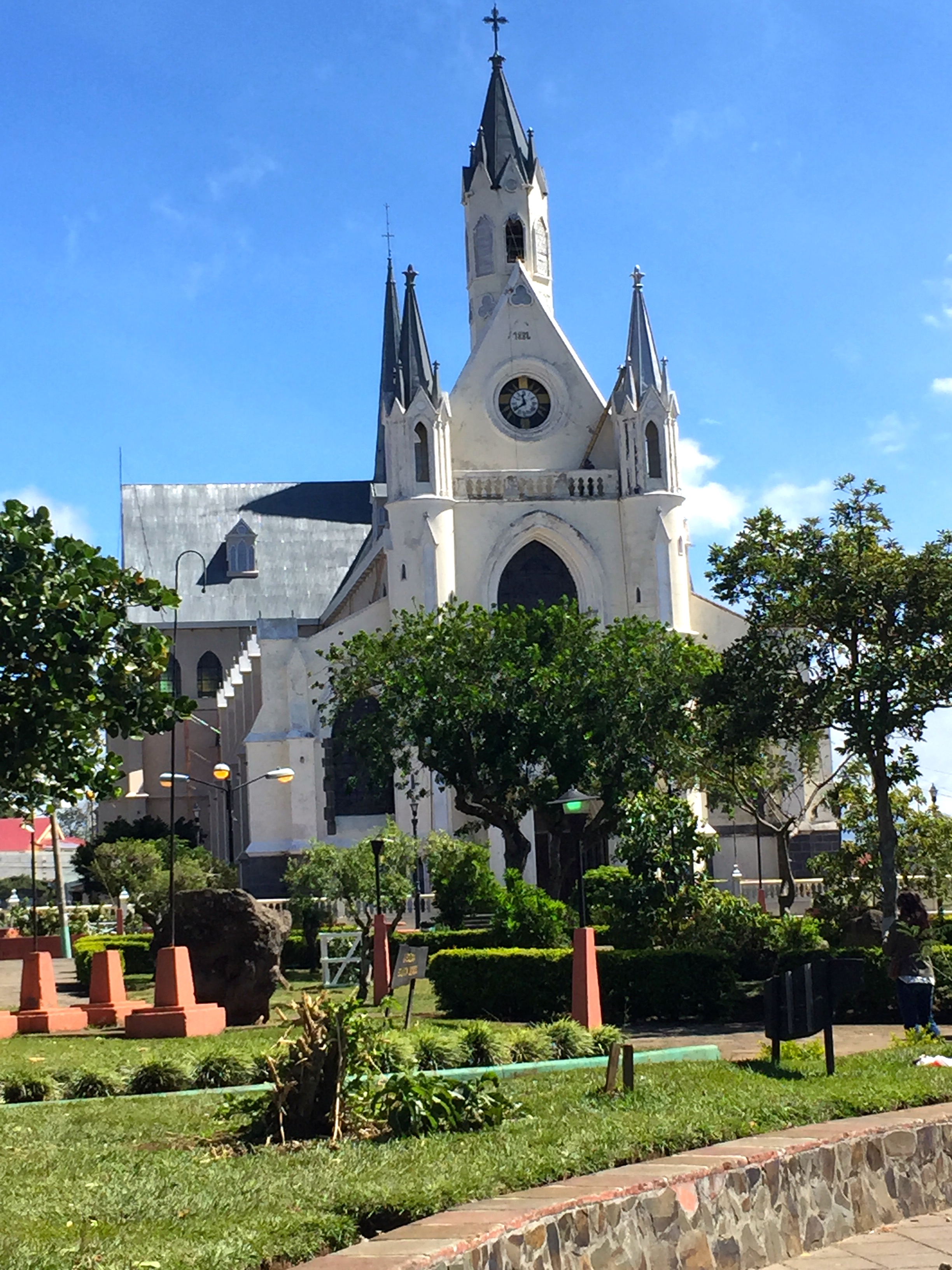 The church and park in San Rafael de Heredia.