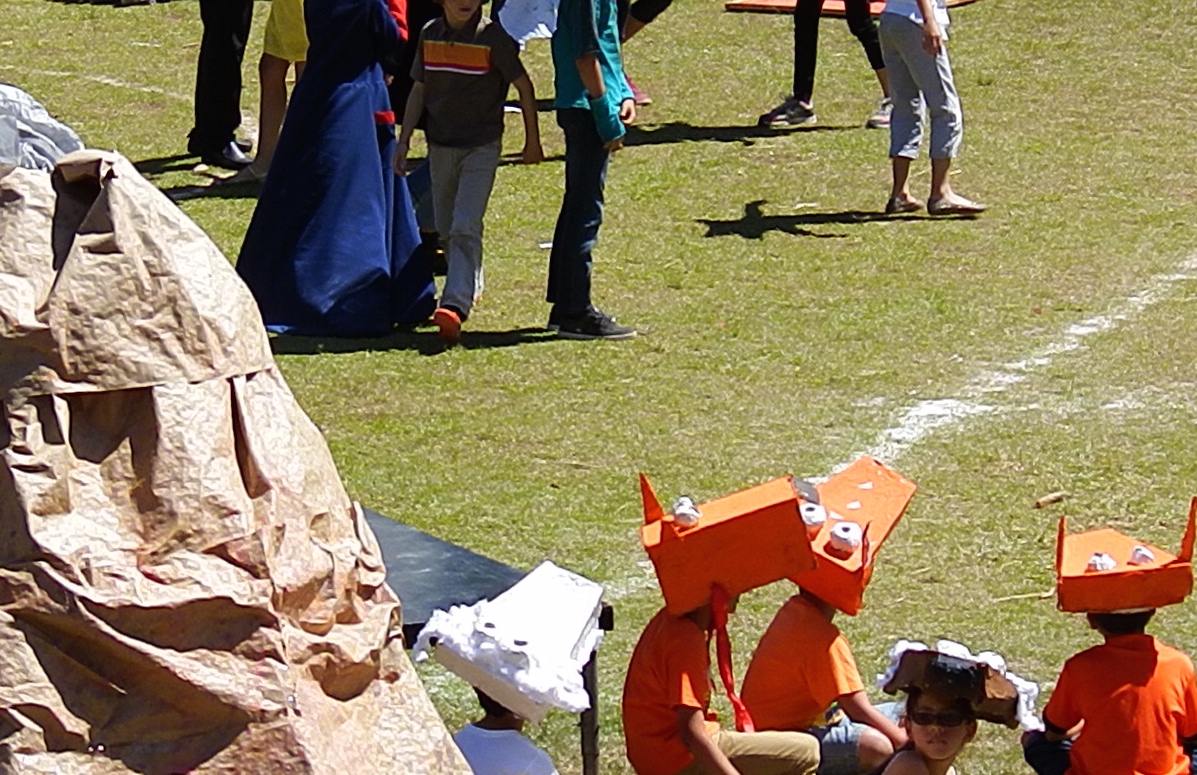 Not sure who those kids are but I thought their costumes were adorable