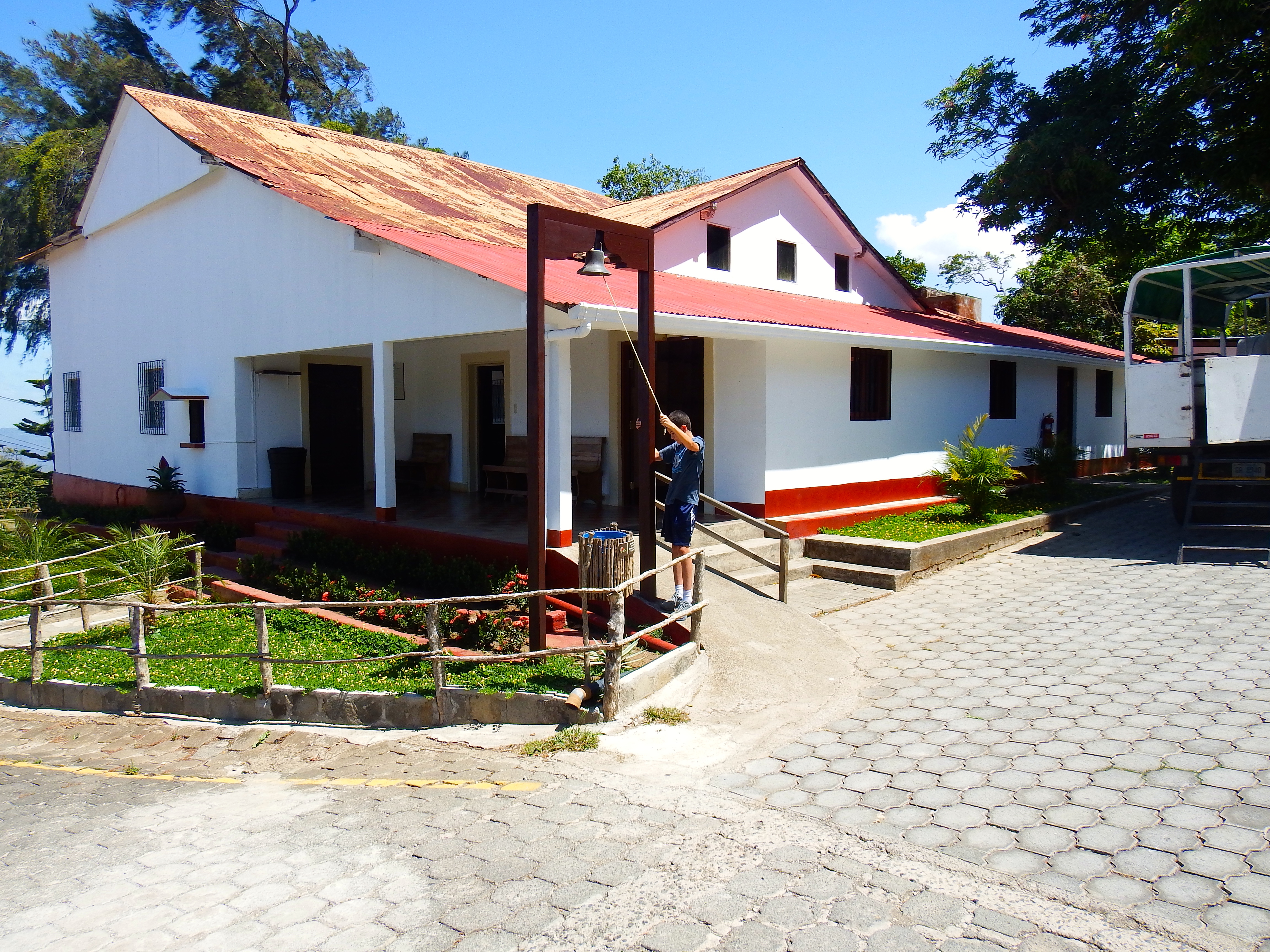 Stopping at the coffee farm on the way up (not that we don't see enough coffee all over our street in Heredia!)