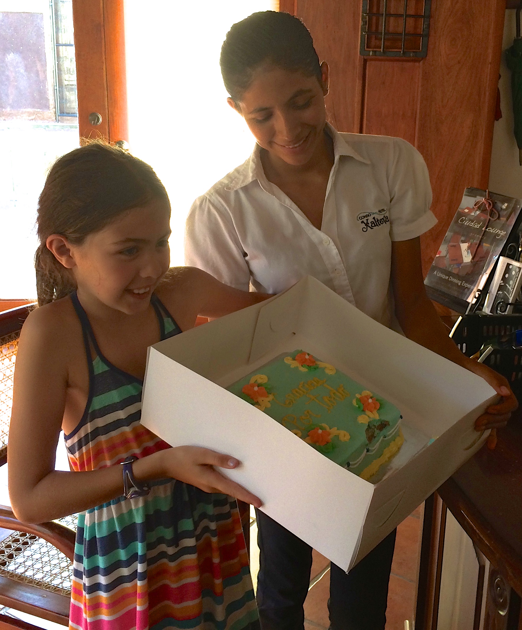 Ella giving the staff of Hotel Xalteva a thank-you cake on our last day... : )